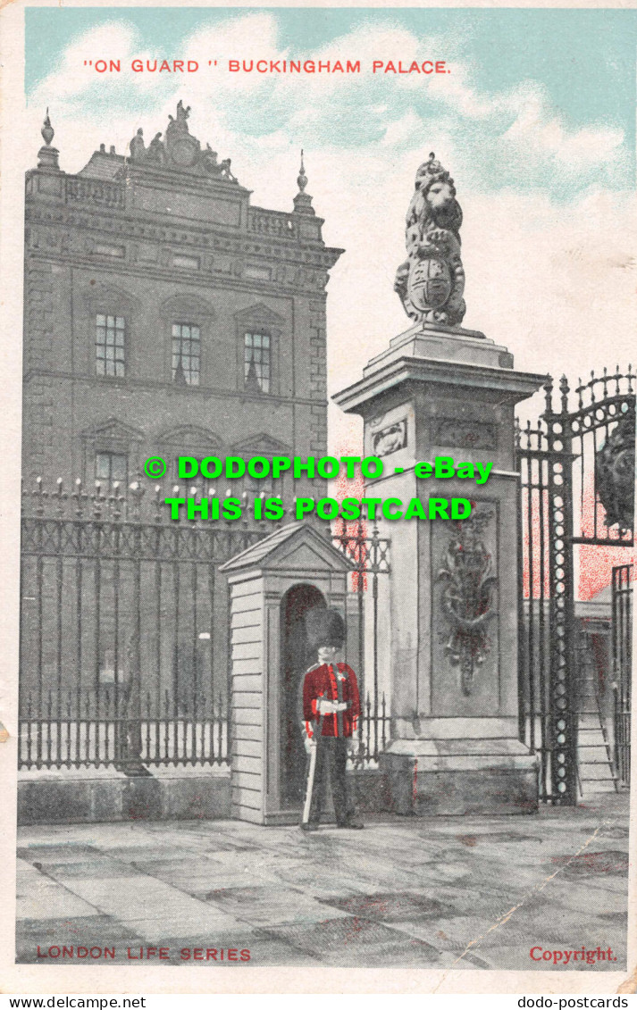 R548314 On Guard. Buckingham Palace. London Life Series. D. And D - Other & Unclassified
