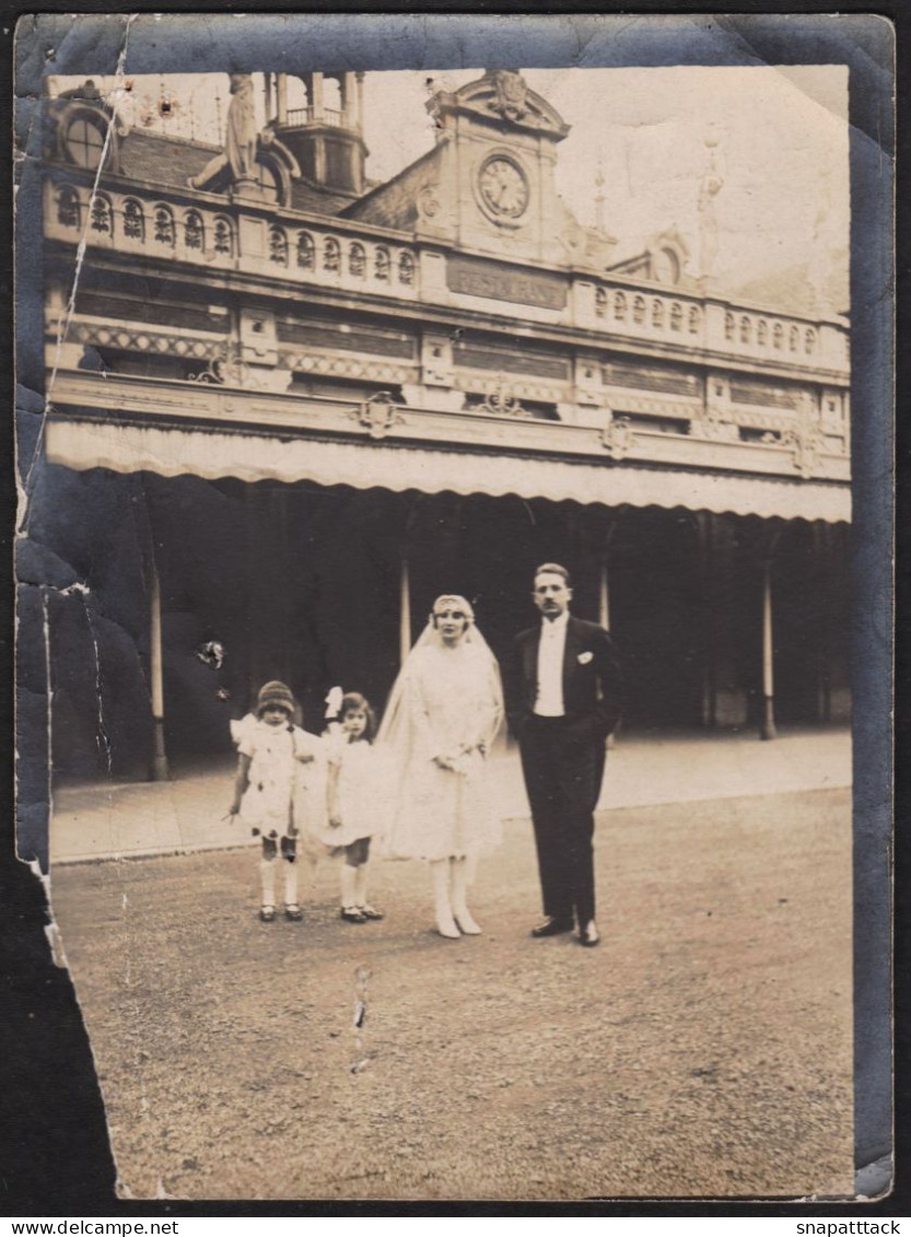 Jolie Photographie De Mariés Années 20 Environ Devant Restaurant Du Grand Hôtel Des Bains De Besançon, 8,9x12cm - Orte