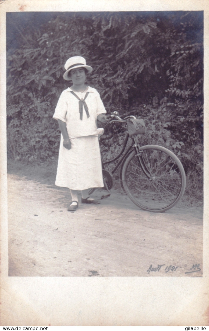 Carte Photo - Femme A La Bicyclette - Aout 1921 - Autres & Non Classés