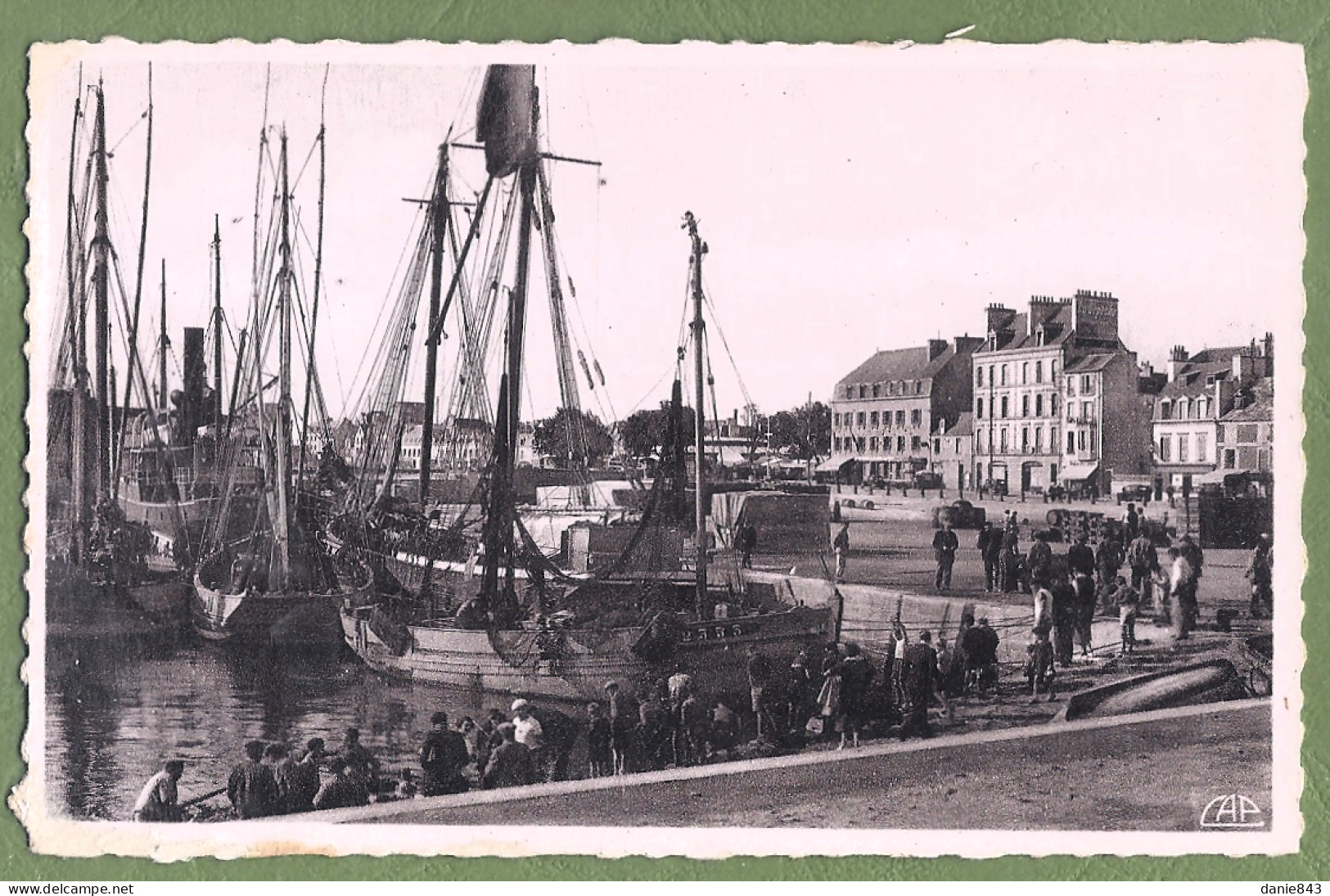 CPSM Format CPA - FINISTERE - CONCARNEAU - LE QUAI D'AIGUILLON - Belle Animation, Grands Voiliers De Pêches - Concarneau