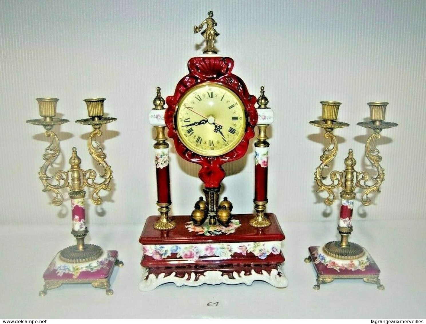E1 Horloge Et Ses Chandeliers - Objets De Vitrine - Chateau - France - Horloges