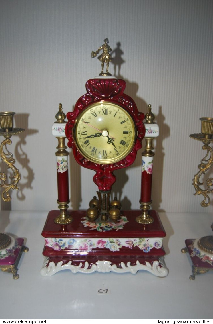 E1 Horloge et ses chandeliers - objets de vitrine - chateau - France