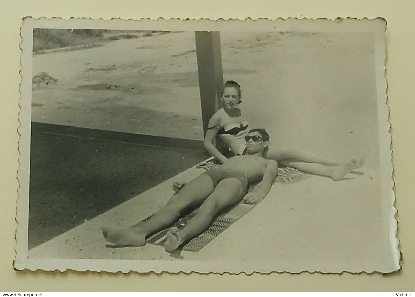 A Girl And A Guy Are Chilling On The Beach - Anonyme Personen