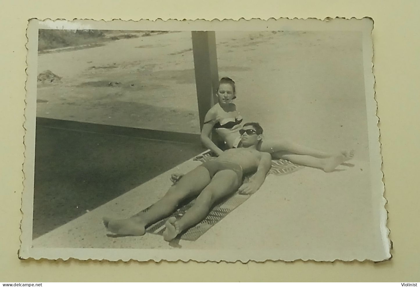 A Girl And A Guy Are Chilling On The Beach - Anonyme Personen
