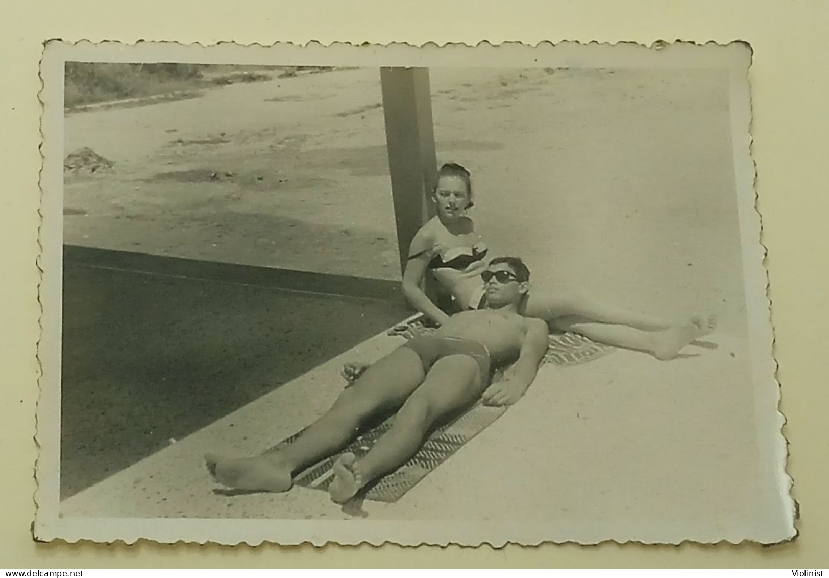 A Girl And A Guy Are Chilling On The Beach - Anonyme Personen