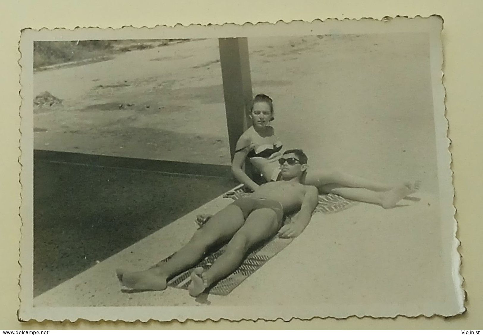 A Girl And A Guy Are Chilling On The Beach - Anonyme Personen