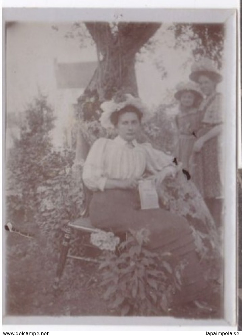 Photo De Particulier Jeune Femme Assisse Dans Son Jardin Avec Deux Enfants Réf 29977 - Anonymous Persons
