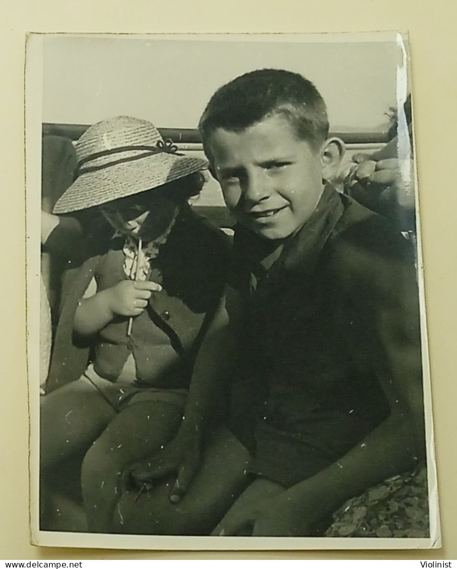 A Little Girl With A Hat And A Boy - Anonyme Personen