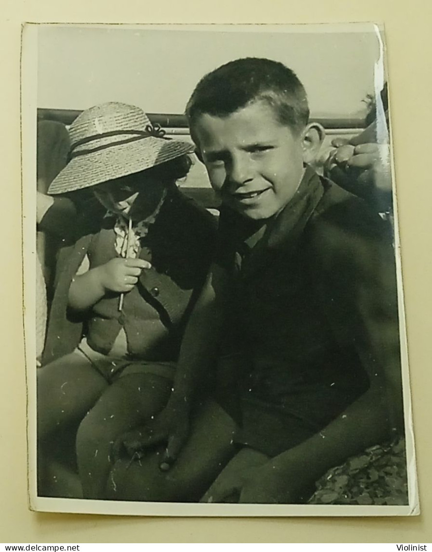 A Little Girl With A Hat And A Boy - Personnes Anonymes