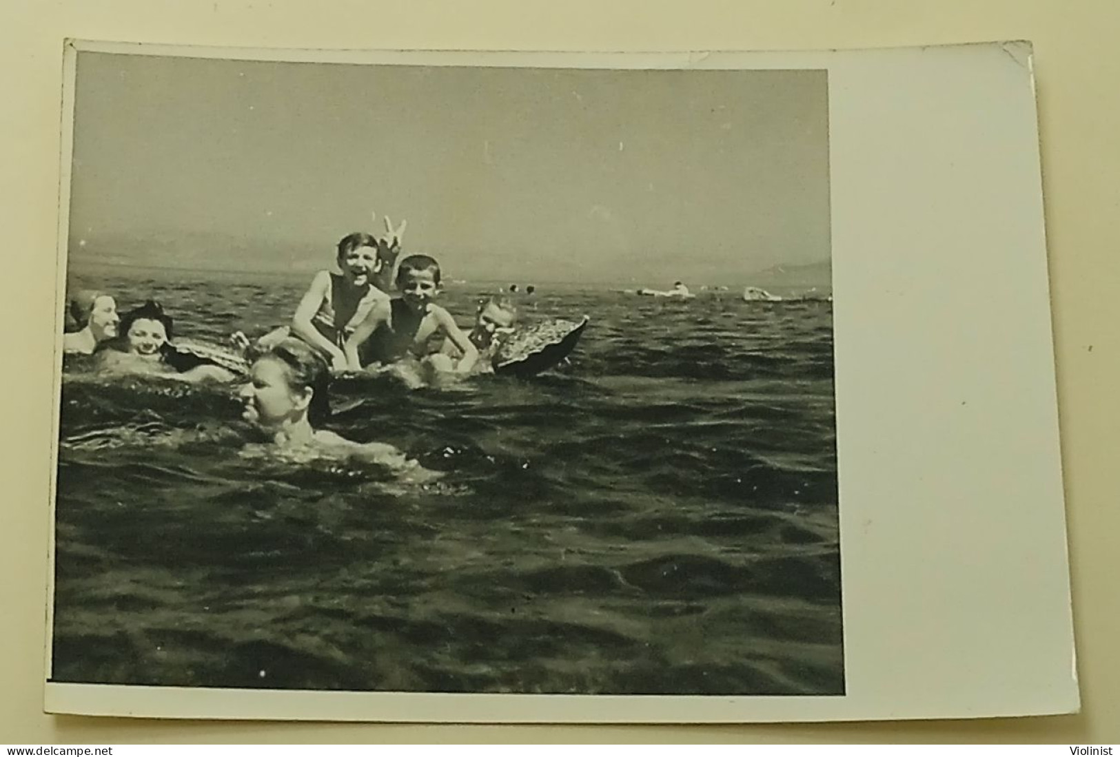 Girls, Women And Boys Have Fun In The Sea - Anonyme Personen