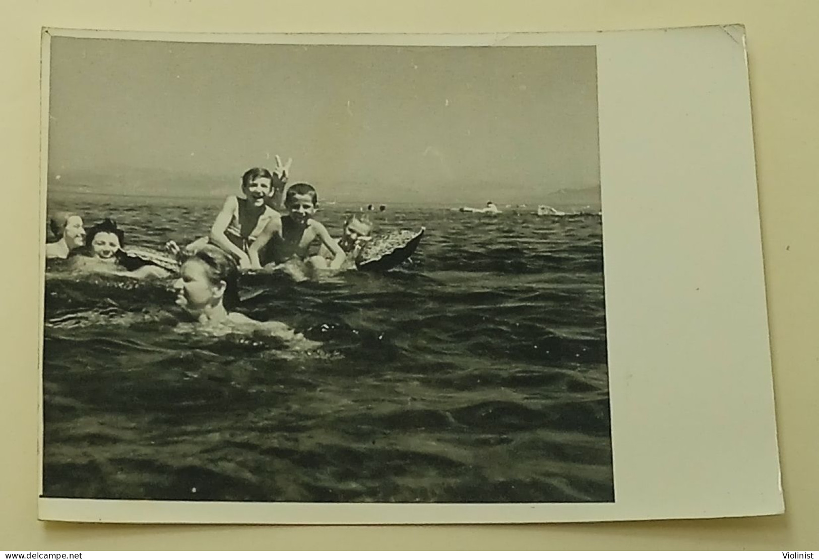 Girls, Women And Boys Have Fun In The Sea - Anonyme Personen