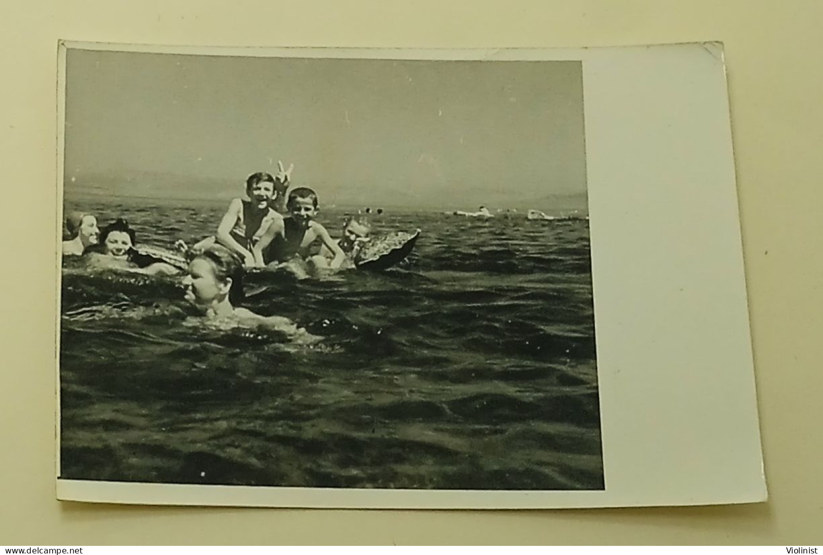 Girls, Women And Boys Have Fun In The Sea - Anonyme Personen