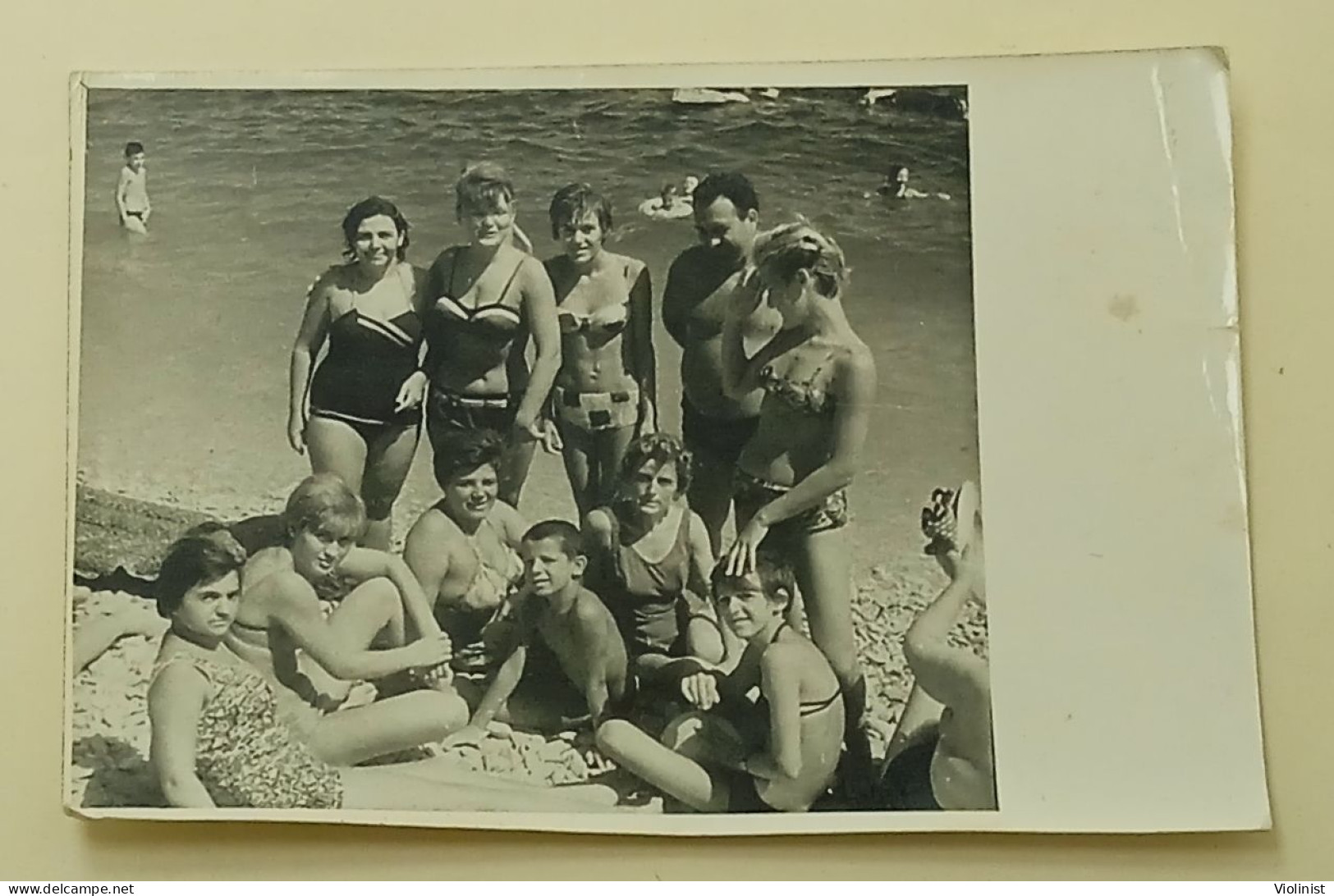 Girls, Boy, Women And Man On The Beach At Sea - Anonyme Personen