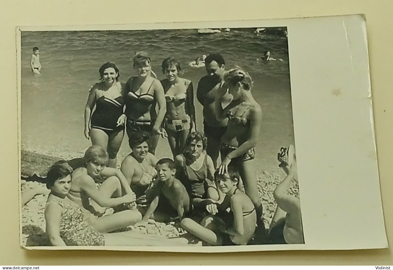 Girls, Boy, Women And Man On The Beach At Sea - Anonyme Personen