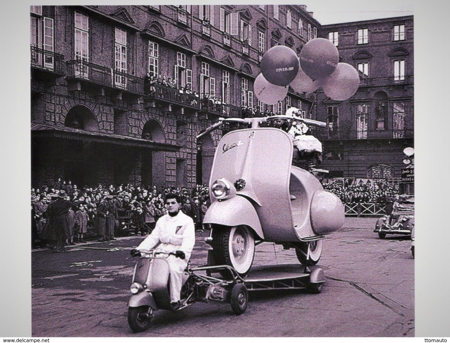 Scooter VESPA Publicitaire Avec Une Remorque D'un Scooter Géant VESPA  -  15x10cms  PHOTO - Motos