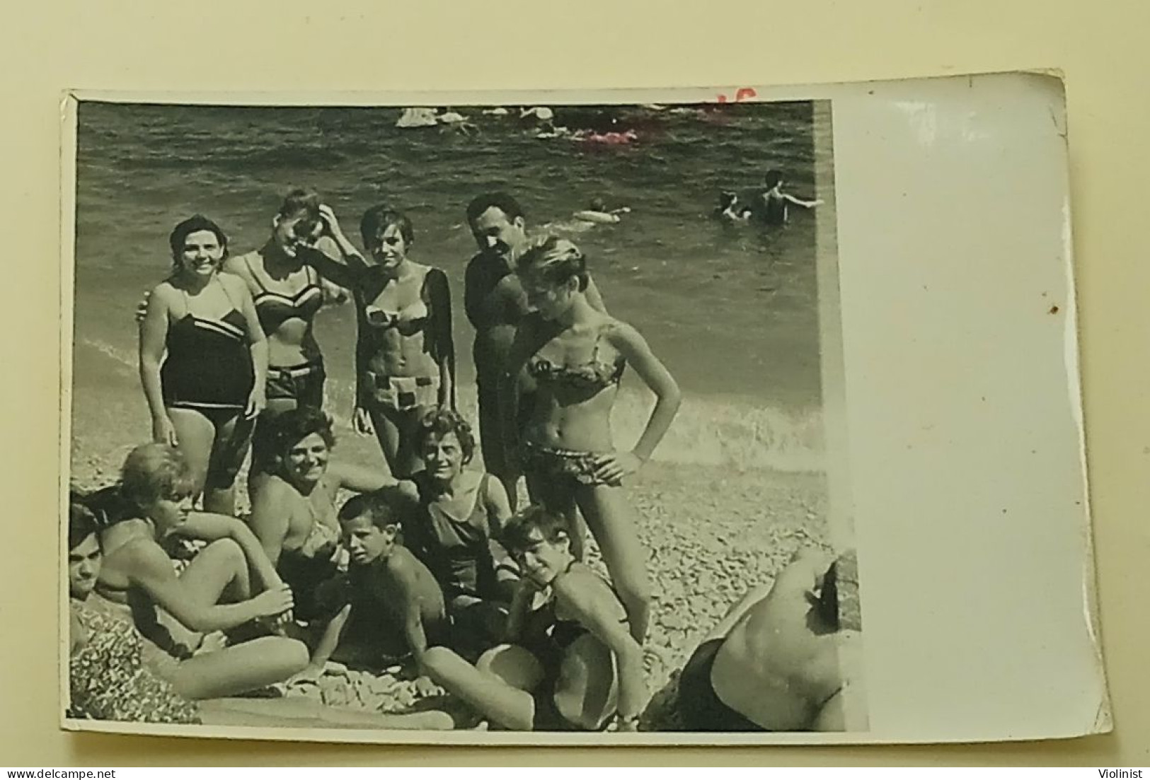 Girls, Boy, Women And Man On The Beach At Sea - Personnes Anonymes