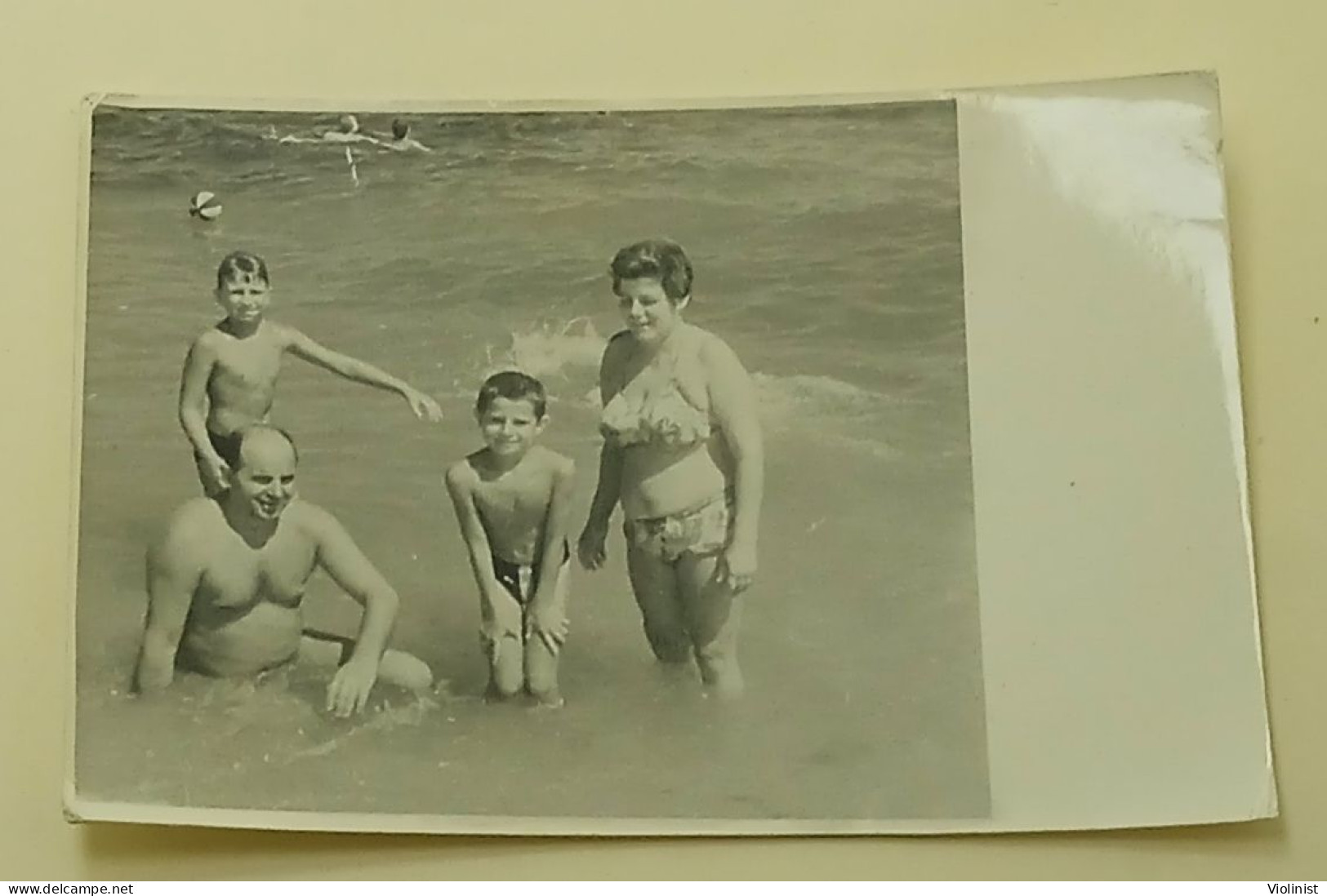 Two Boys, A Woman And A Man In The Shallow Water Of The Sea - Anonyme Personen