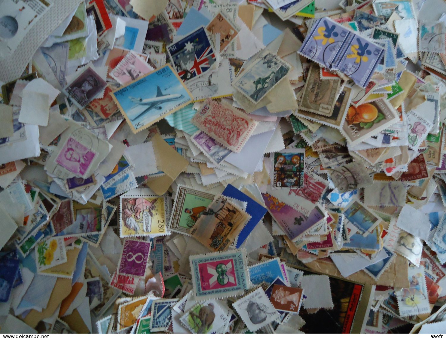 Monde -  100 % Timbres DEFECTUEUX / 100% Stamps With DEFECTS - 345 Gr = +/- 3500 Timbres/Stamps - Kilowaar (min. 1000 Zegels)