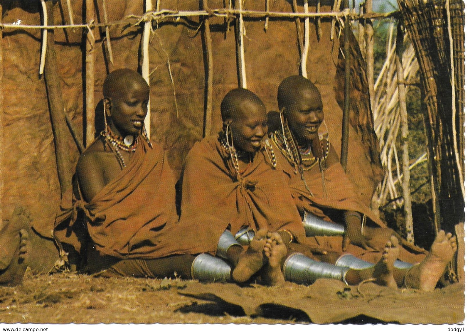 MASAI GIRLS OUTSIDE THEIR HUT, KENYA. UNUSED POSTCARD  Ms5 - Kenya