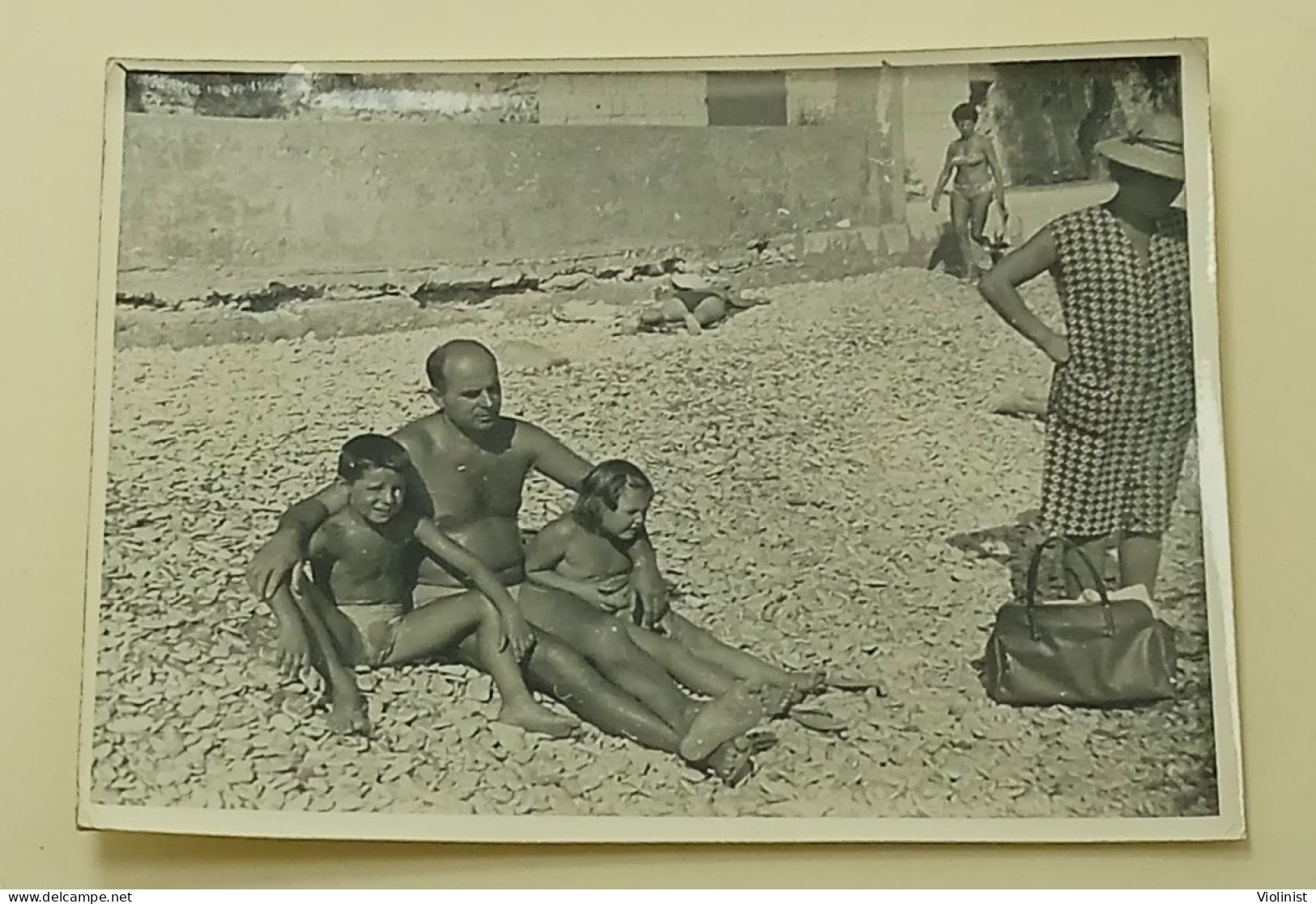 Little Girl, Boy And Man On The Beach At Sea - Personnes Anonymes
