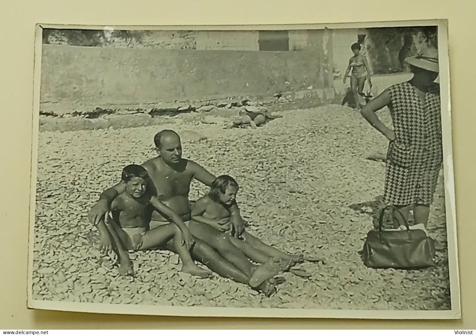 Little Girl, Boy And Man On The Beach At Sea - Personnes Anonymes