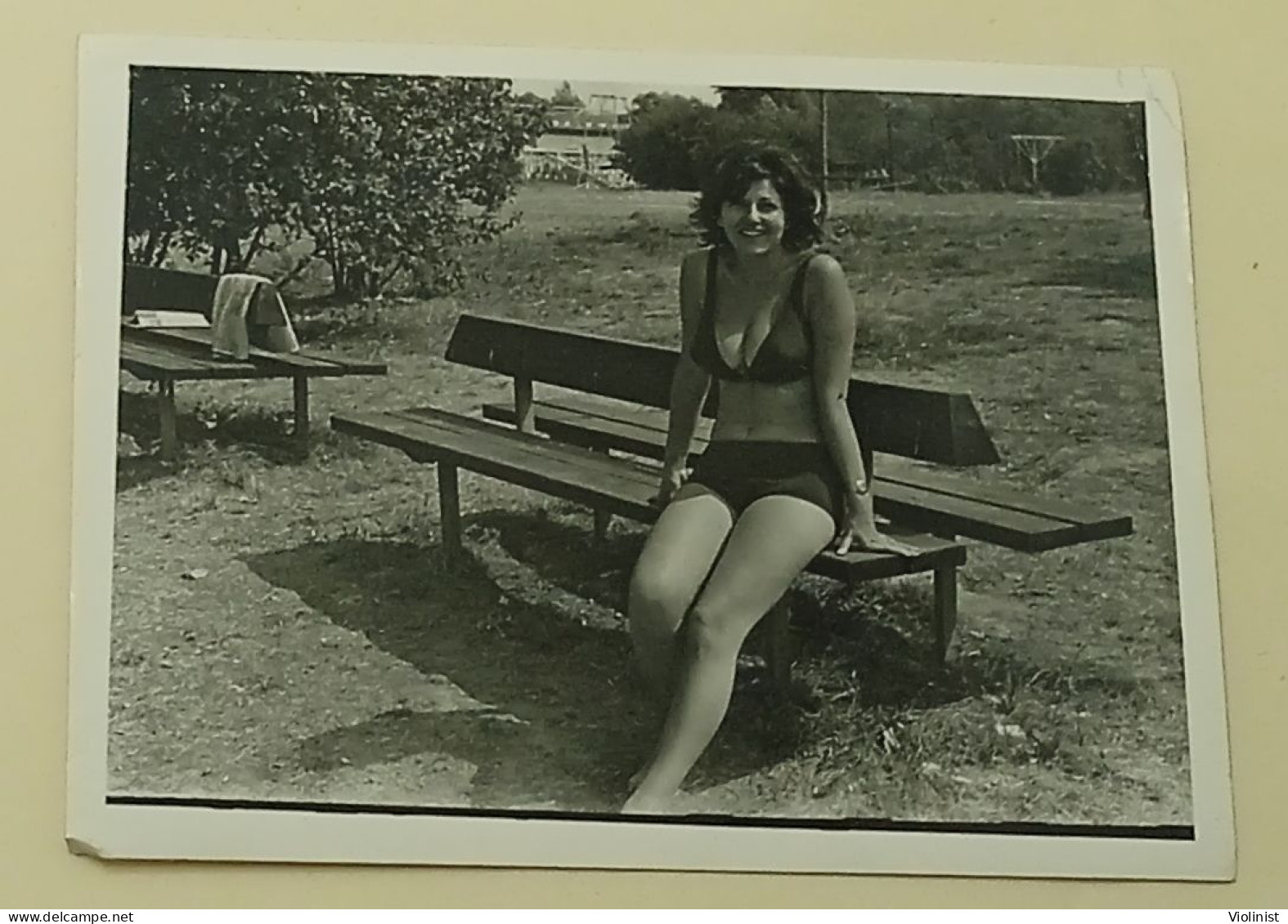 A Hottie In A Bikini Is Sitting On A Bench - Anonyme Personen