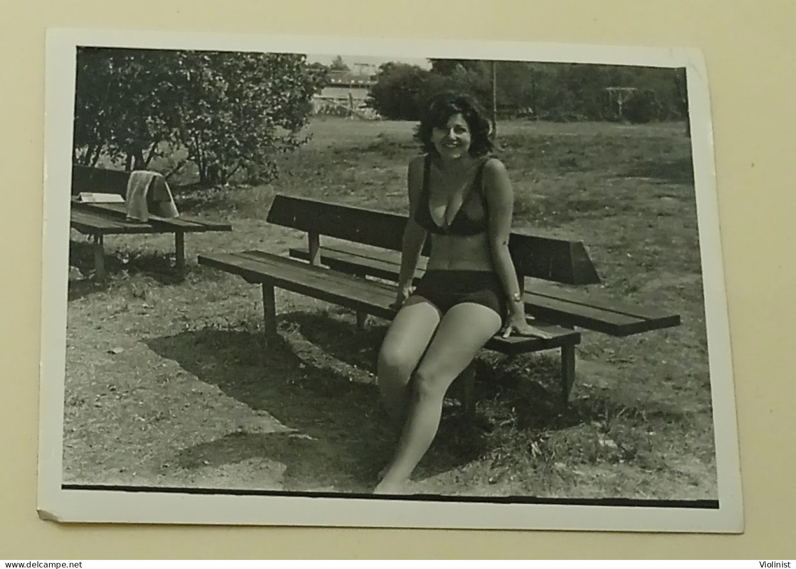 A Hottie In A Bikini Is Sitting On A Bench - Anonyme Personen