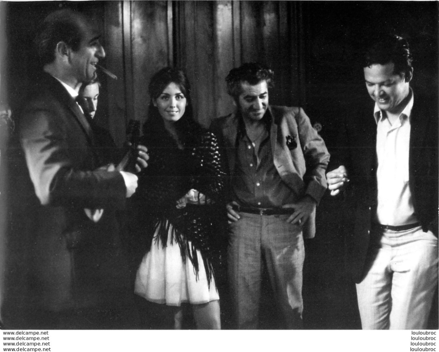 PHOTO DE PRESSE  TOURNAGE DU FILM LA TREVE DE CLAUDE GUILLEMOT AVEC DANIEL GELIN ET CAROLINE CAR FORMAT  23.50 X 18 CM - Personalità