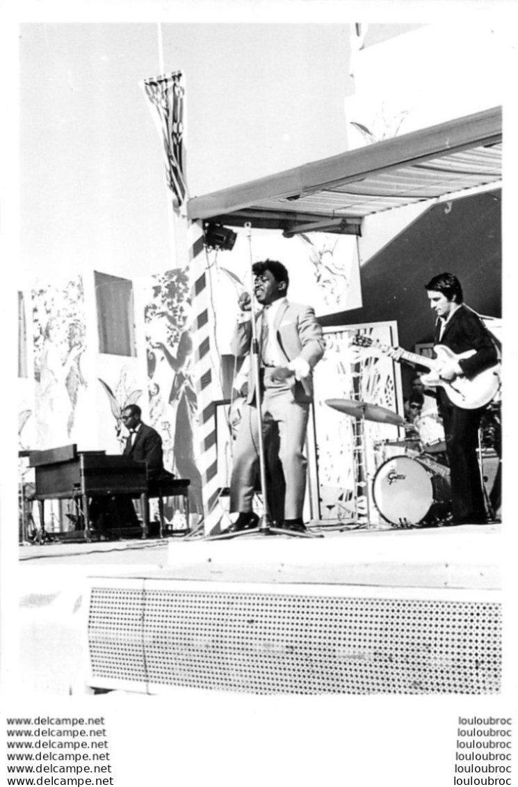 PHOTOGRAPHIE ORIGINALE PERCY SLEDGE EN CONCERT WHEN A MAN LOVES A WOMAN FORMAT 17.50 X 13 CM - Célébrités