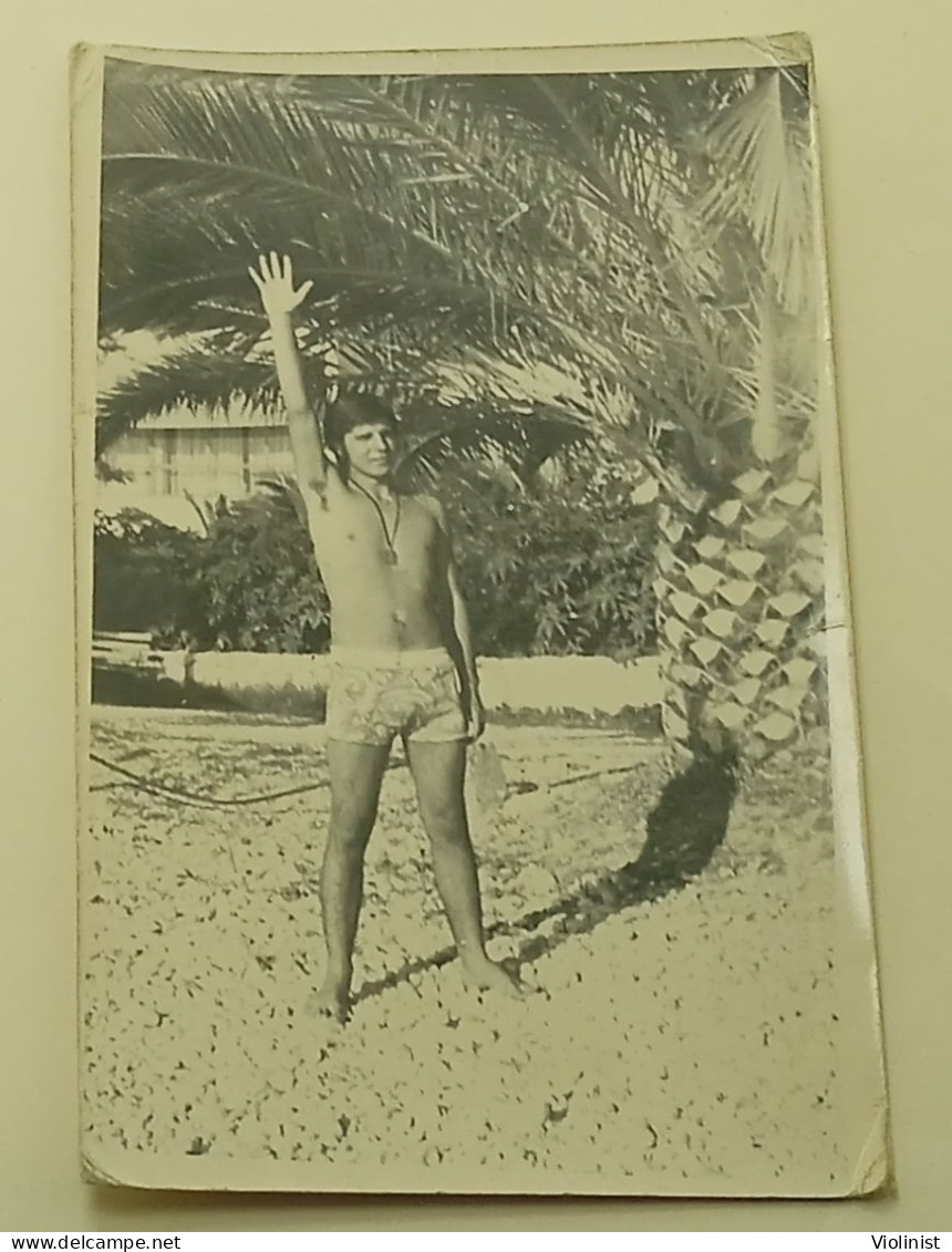 A Guy At Sea Under A Palm Tree - Personnes Anonymes