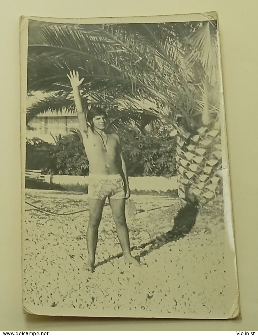 A Guy At Sea Under A Palm Tree - Personnes Anonymes