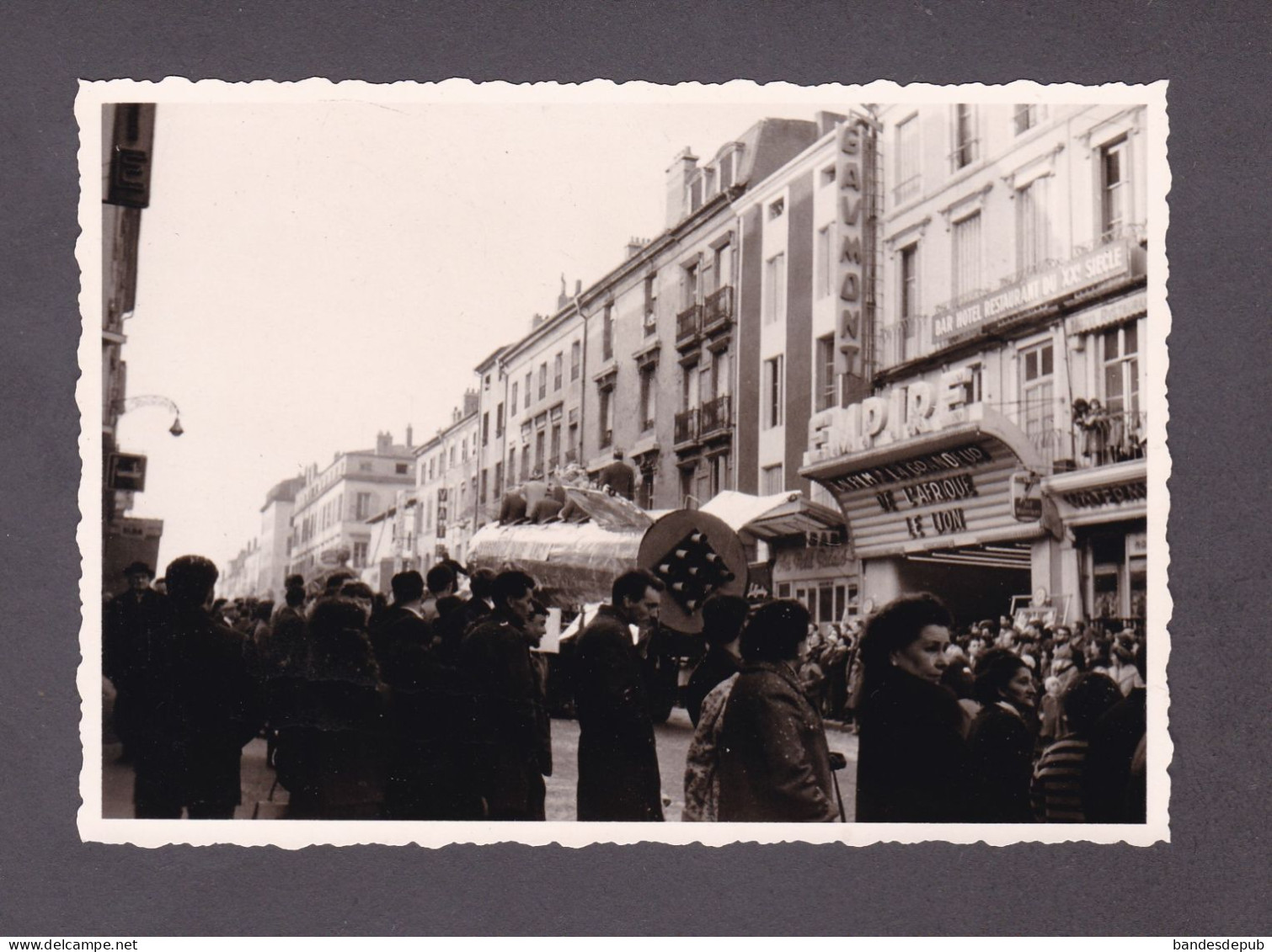 Photo Originale Vintage Nancy Rue Saint Dizier Cinema Empire Gaumont Film Le Lion Defilé Carnaval 1963 Char Fusée - Places