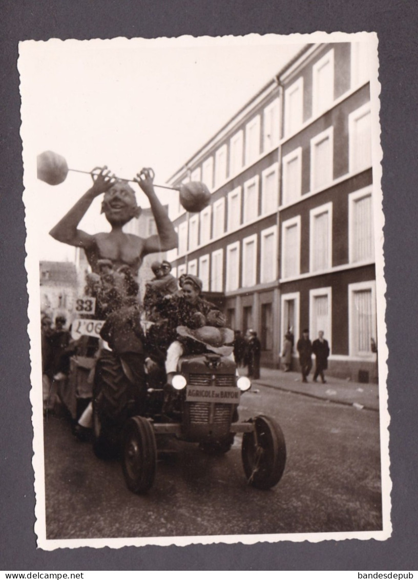 Photo Originale Vintage Snapshot Nancy Carnaval 1963 Char Agricole De Bayon Halterophilie Halterophile Tracteur 58940 - Places