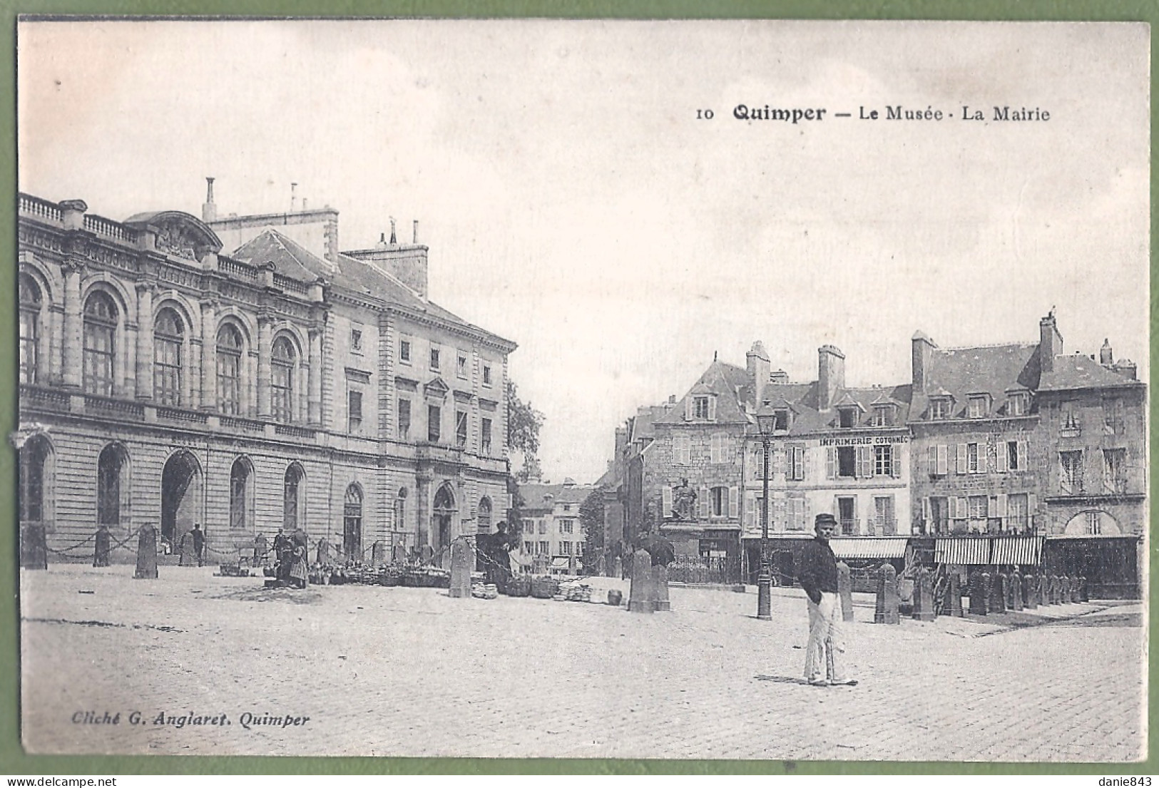 CPA - FINISTERE - QUIMPER - LE MUSÉE LA MAIRIE - Animation Petit Marché En Arrière Plan - Quimper