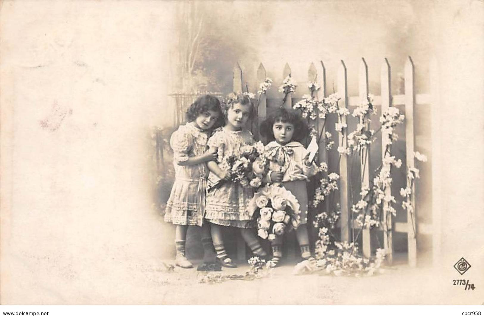 Enfants - N°91147 - Trois Fillette Tenant Des Bouquets De Roses Devant Une Clôture - Groupes D'enfants & Familles