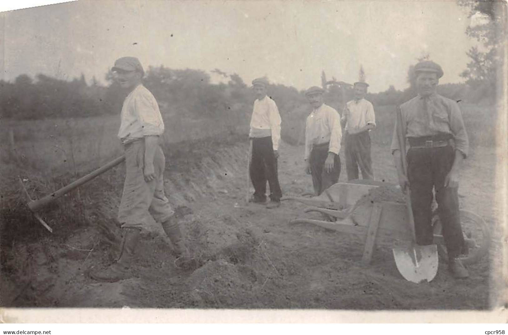 Agriculture - N°91128 - Hommes Travaillant Sur Un Chemin Avec Pioches, Et Pelles - Carte Photo - Cultivation