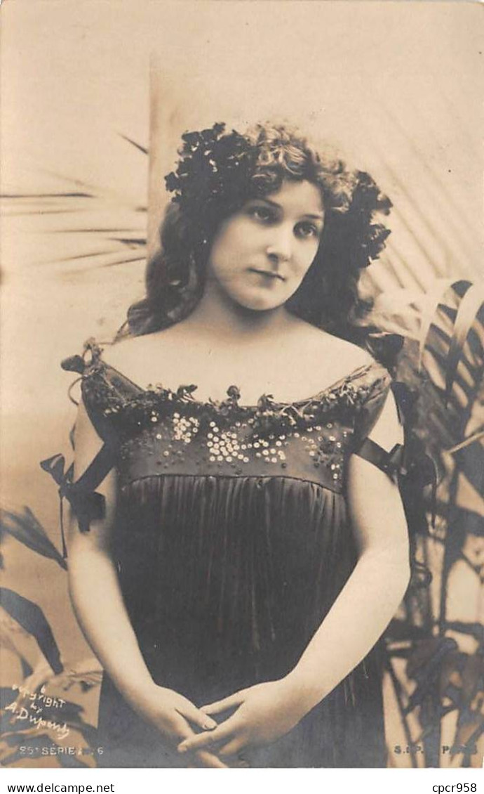 Spectacle - N°91100 - Actrice - Jeune Femme Portant Une Couronne De Fleurs - Artistes