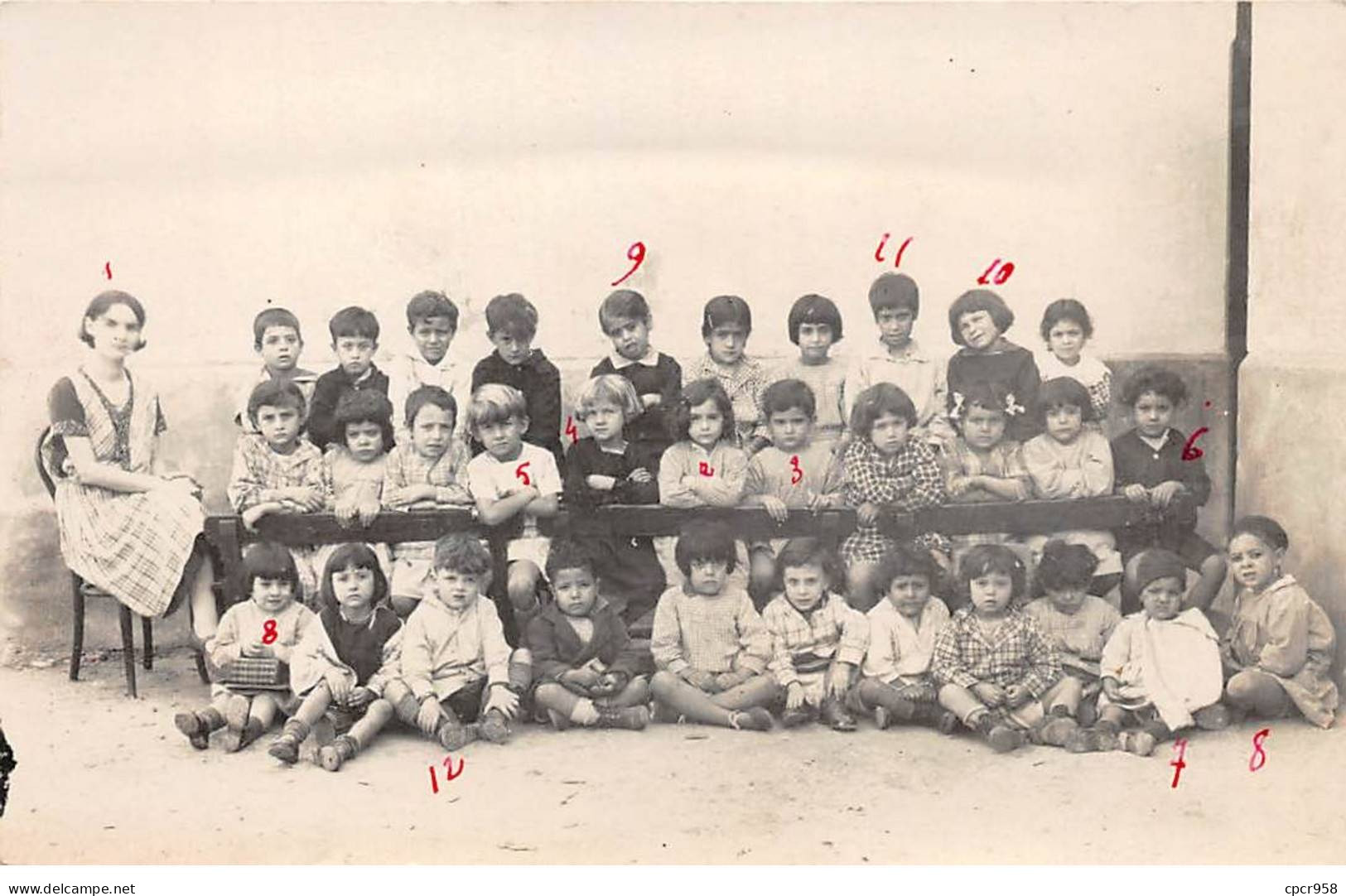 Ecoles - N°91001 - Enseignement - Photo De Classe Avec Leur Maîtresse - Carte Photo à Localiser - Schools