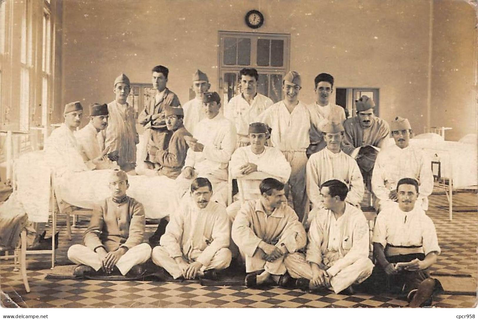 Santé - N°91003 - Blessés Militaires Dans Un Dortoir - Carte Photo à Localiser - Health