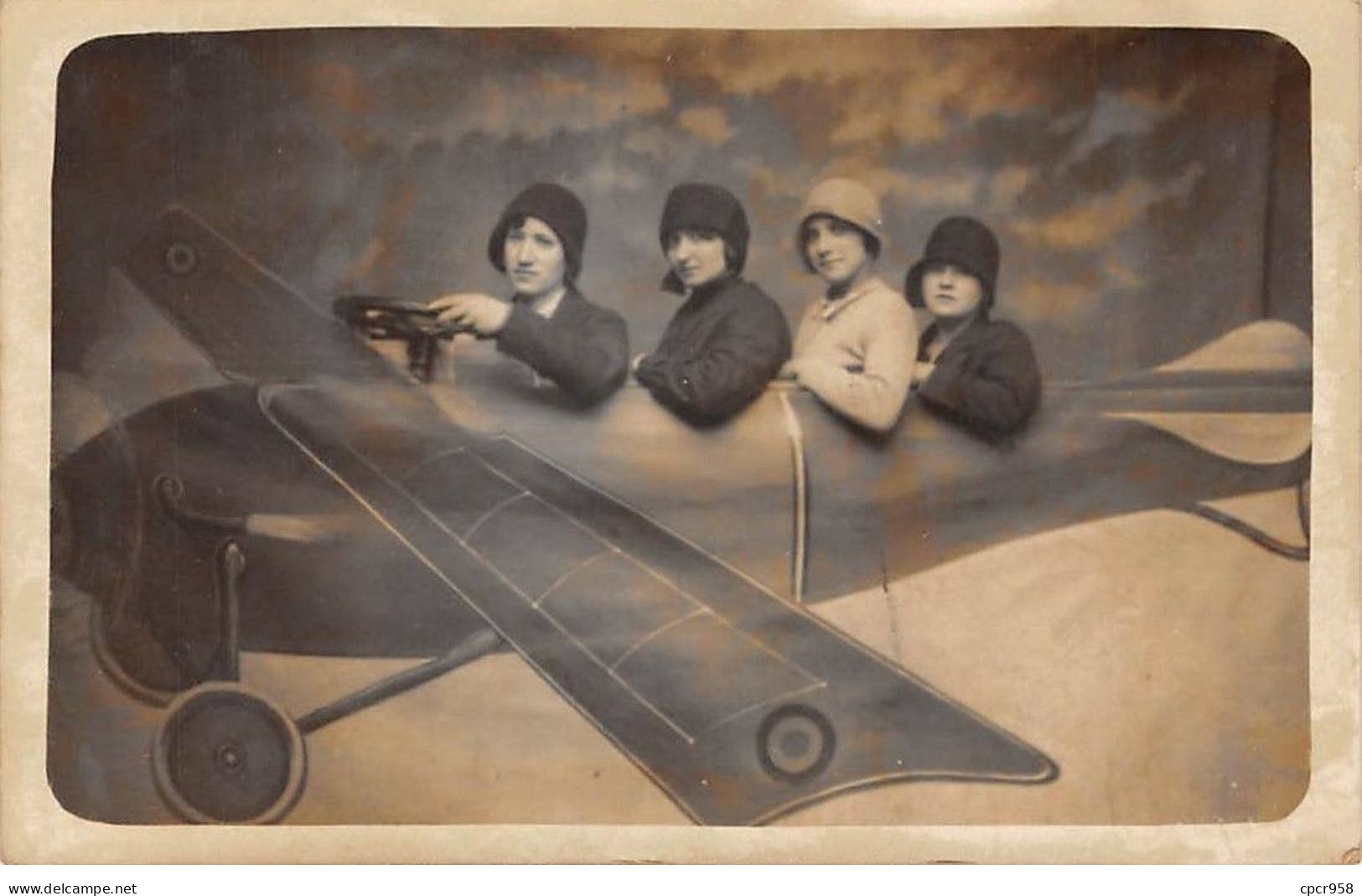 Fantaisie - N°90947 - Jeunes Femmes Dans Un Avion - Carte Photo Montage Surréaliste - Femmes