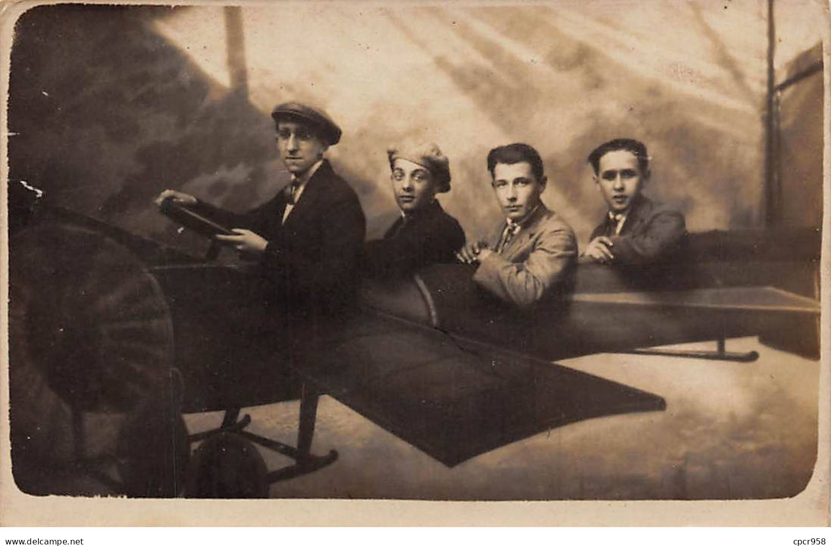 Fantaisie - N°90948 - Hommes Dans Un Avion - Carte Photo Montage Surréaliste - Mannen