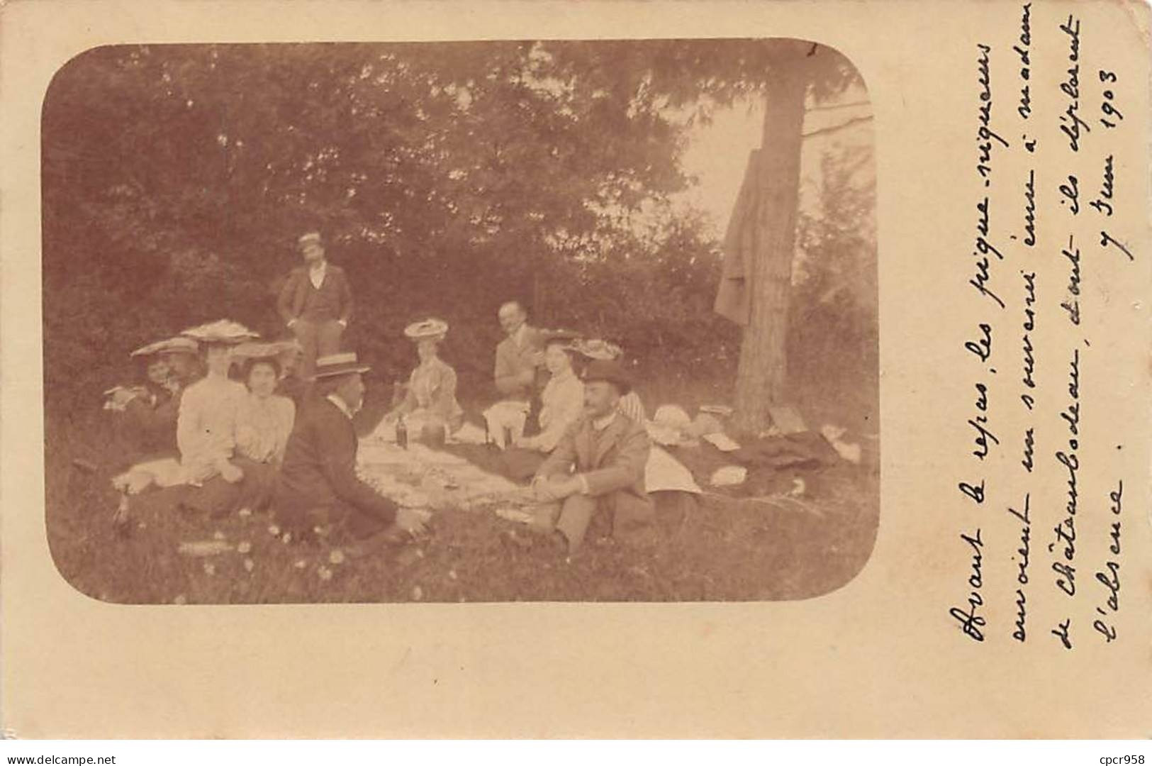 Photographie - N°90939 - Hommes Et Femmes Déjeunant Sur L'herbe - Carte Photo à Localiser - Photographs