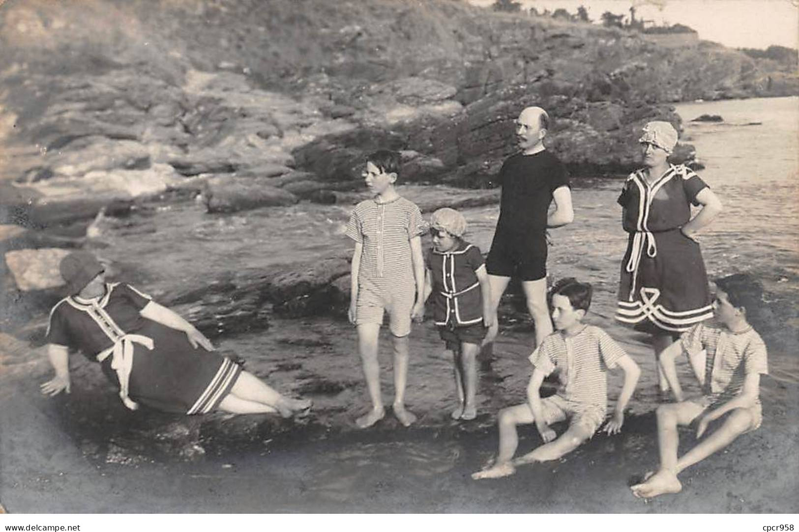 Photographie - N°90937 - Une Famille En Tenue De Bain Sur Un Rocher Au Bords De Mer, Les Pieds Dans L'eau - Carte Photo - Fotografie