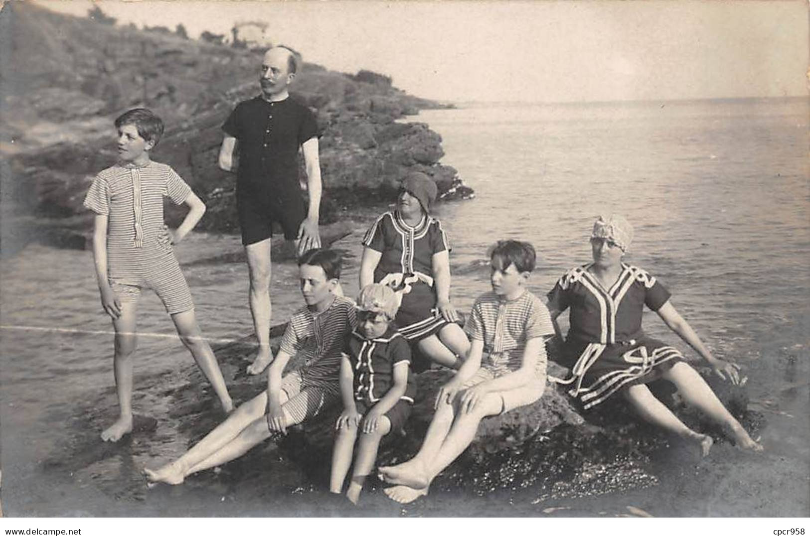 Photographie - N°90936 - Une Famille En Tenue De Bain Sur Un Rocher Au Bords De Mer - Carte Photo - Fotografie