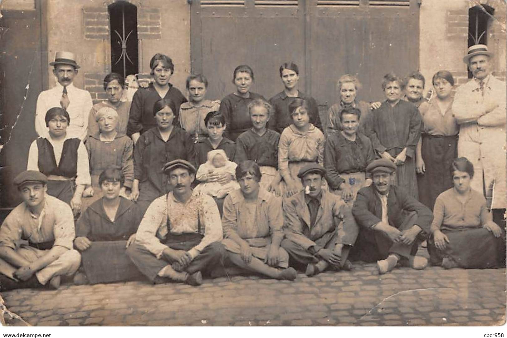 Photographie - N°90938 - Groupe De Personnes Dans Une Cour - Carte Photo à Localiser - Fotografie