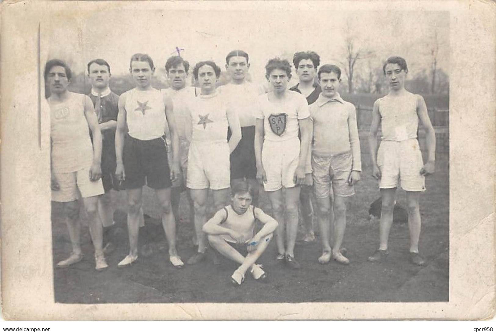 Sports - N°90927 - Groupe De Jeunes Hommes En Maillot Et Short - SAP Sur Les Maillots  - Carte Photo à Localiser - Autres & Non Classés