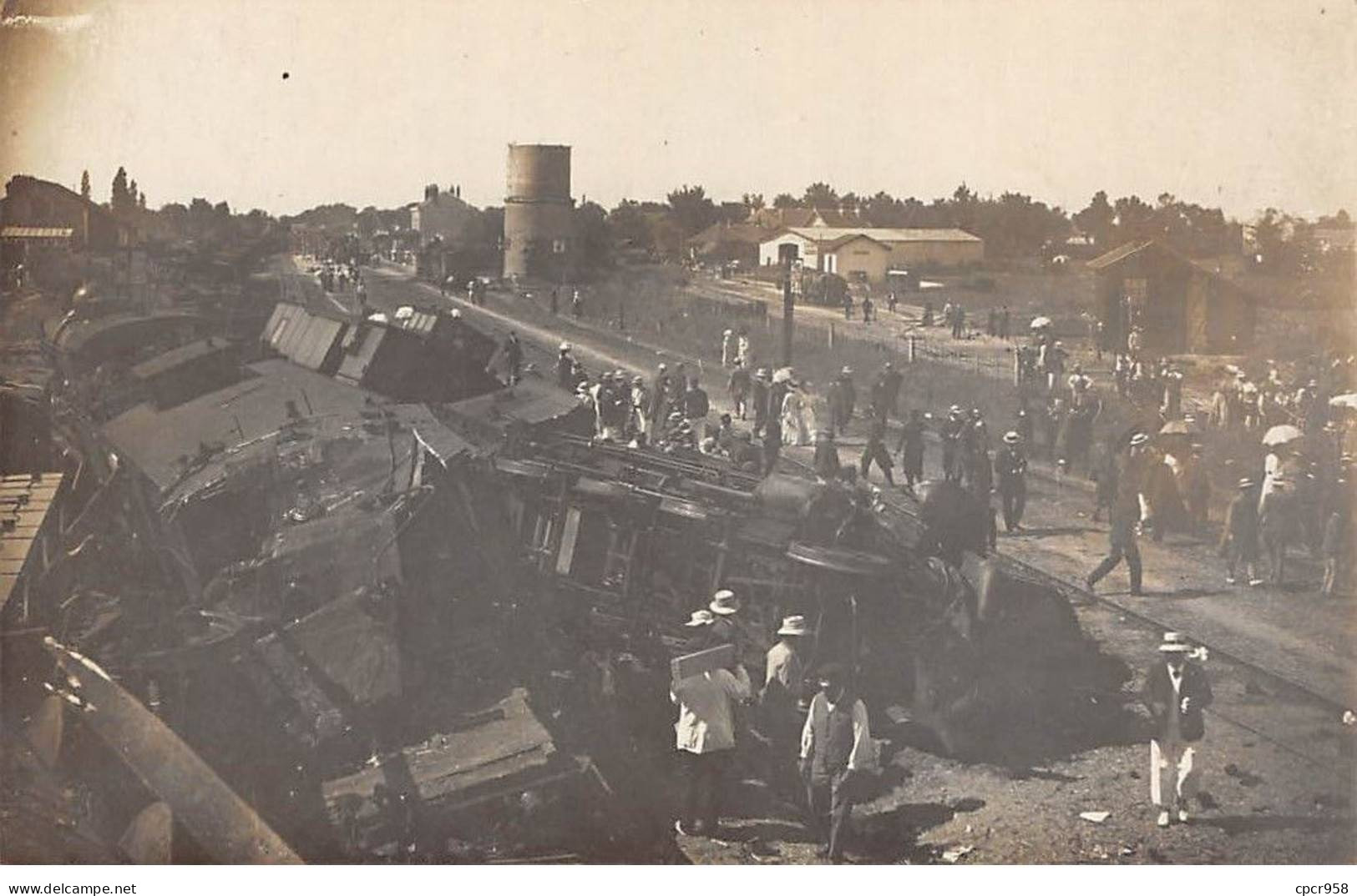 Chemins De Fer - N°90864 - Locomotive Et Wagons Ayant Déraillés - Carte Photo à Localiser - Treinen