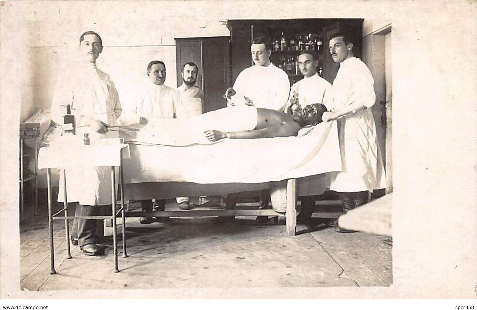 Santé - N°90867 - Médecins Autour D'un Homme Allongé - Carte Photo à Localiser - Salud