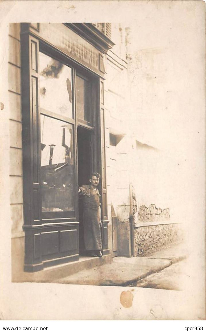 Métier - N°90811 - Cordonnier Sur Le Pas De Porte De Sa Boutique - Carte Photo à Localiser - Ambachten