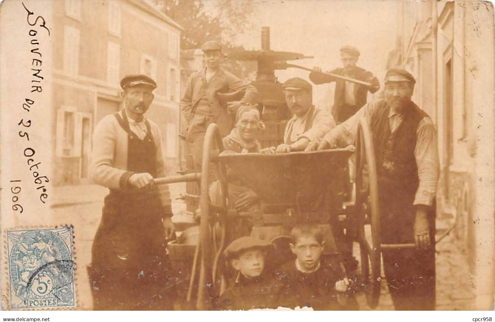 Métier - N°90799 - Dans La Somme - Enfants, Une Vieille Femmes Et Des Hommes Autour D'un Pressoir, En 1906 - Carte Photo - Artisanat